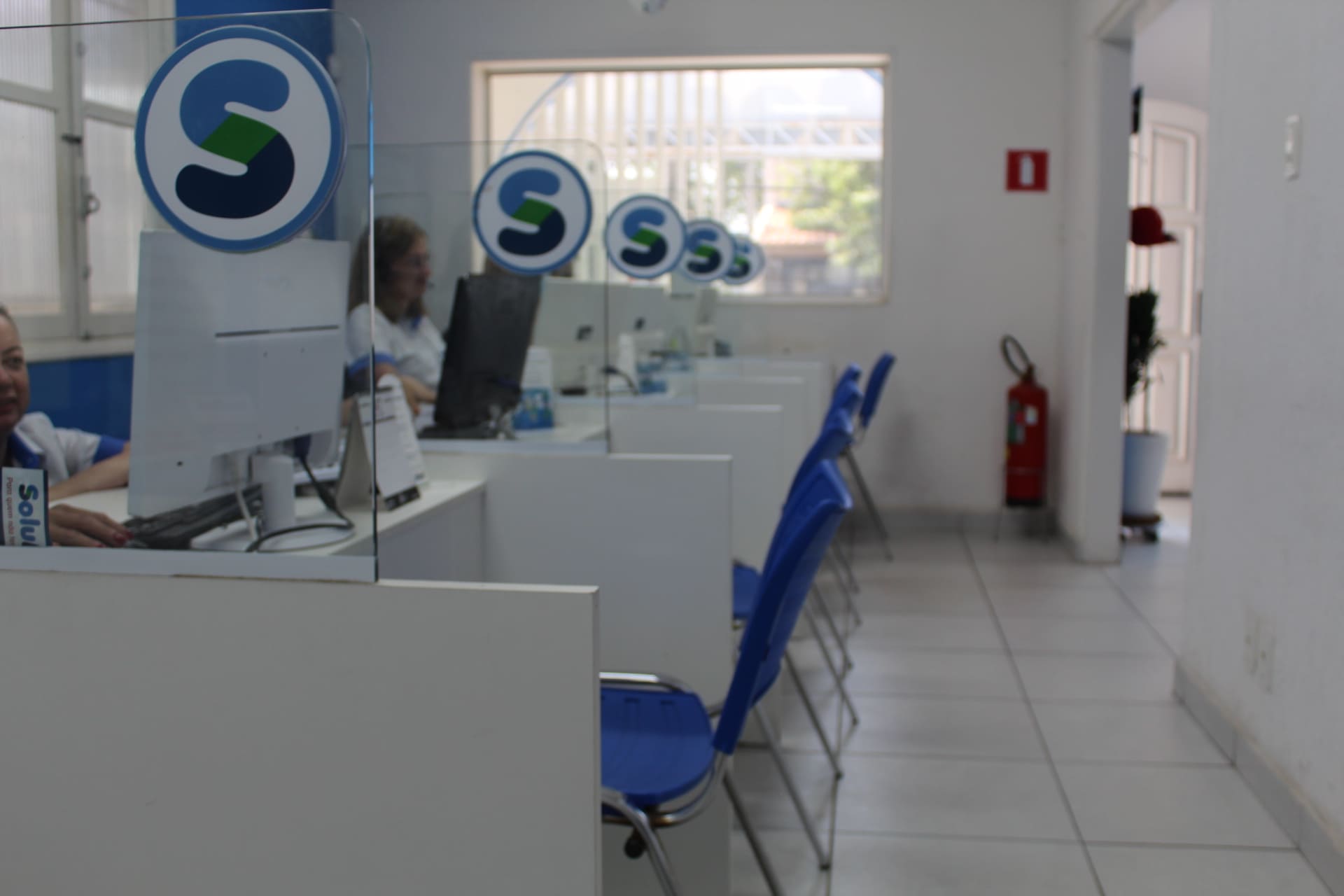 Imagem real da Unidade Solumedi agendamentos e de consultas e exames saúde São José dos campos SJC com suas atendentes.