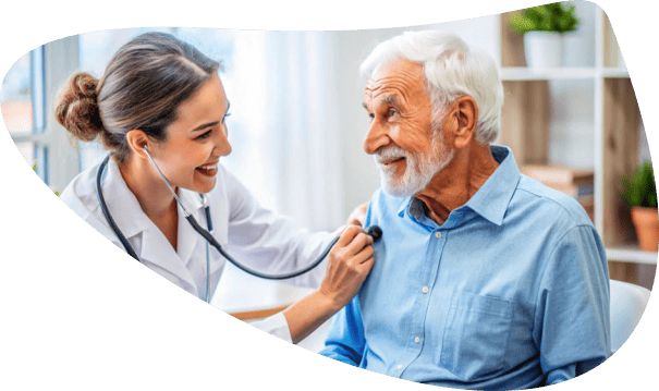 Médica Geriatra em procedimento de consulta, dedicando toda atenção ao um senhor idoso, no ato com um estetoscópio ouvindo seu pulmão. Solumedi agendamentos e de consultas e exames saúde São José dos campos SJC