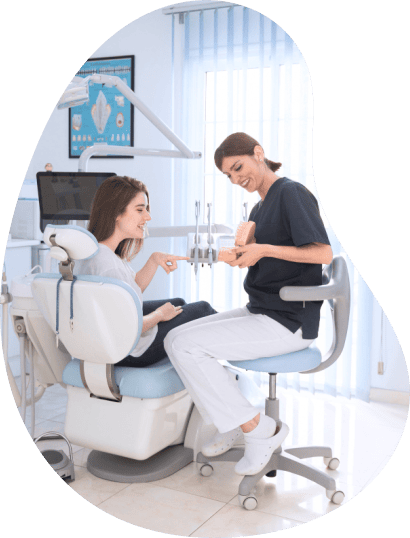Dentista com paciente na sua cadeira e a paciente recebendo explicações sobre o procedimento Solumedi agendamentos e de consultas e exames saúde São José dos campos SJC