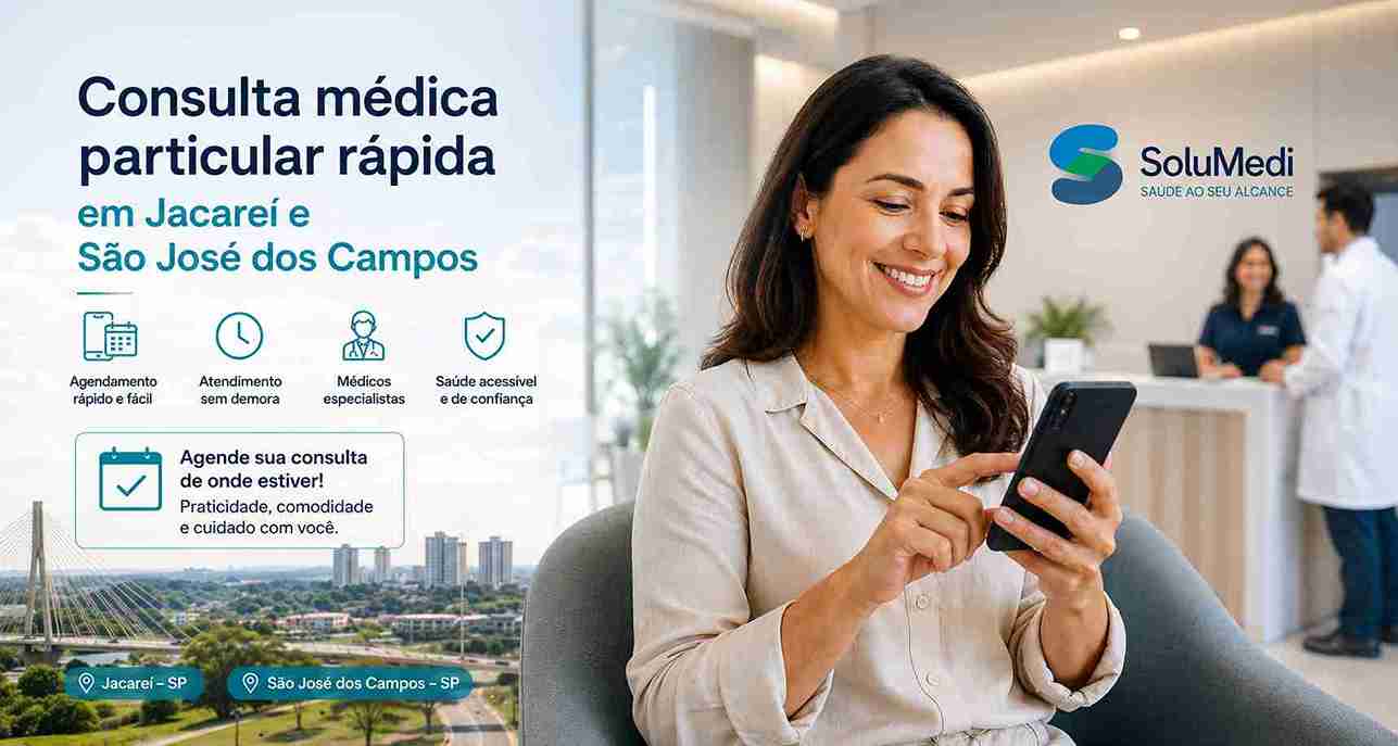 Mulher sorrindo usando celular para agendar consulta médica particular online em clínica moderna da SoluMedi, com ambiente humanizado e atendimento rápido em Jacareí e São José dos Campos.